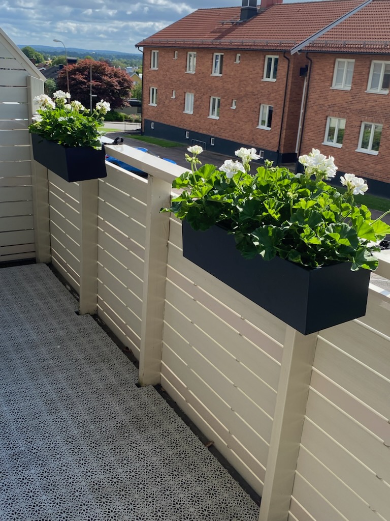 Blomlådor på träräcke