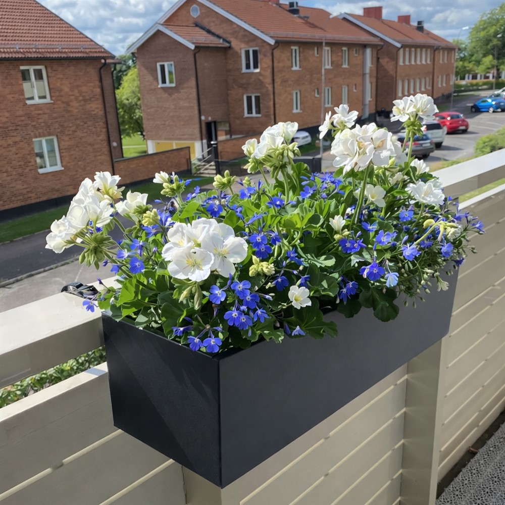 Blomlåda på balkong