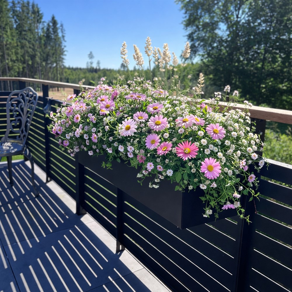 Blomlåda på räcke